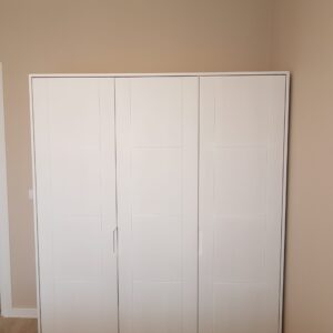 Dabīgās Priedes Masīvkoka Guļamistabas Trīsdurvju Skapis “Amata” bez atvilktnēm