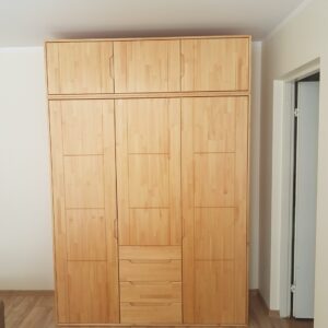 Dabīgās Priedes Masīvkoka Guļamistabas Trīsdurvju Skapja Antresols “Amata”