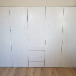 Dabīgās Priedes Masīvkoka Guļamistabas Piecdurvju Skapis “Amata”