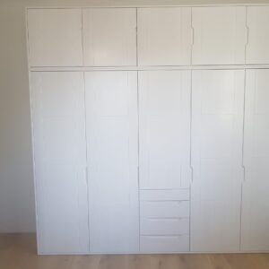 Dabīgās Priedes Masīvkoka Guļamistabas Piecdurvju Skapja Antresols “Amata”