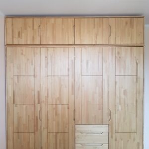 Dabīgās Priedes Masīvkoka Guļamistabas Četrdurvju Skapja Antresols “Amata”